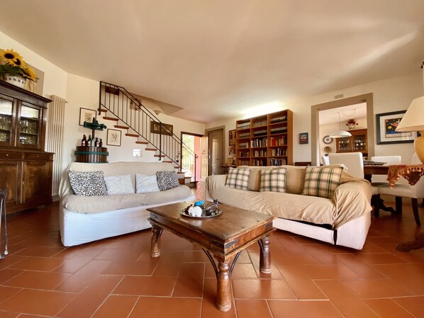 TV, fireplace, DVD player, books