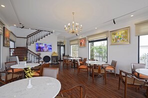 Café da manhã, almoço e jantar; local e internacional