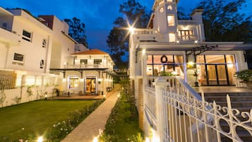 Fachada de la propiedad por la tarde o noche