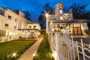 Fachada da propriedade à noite