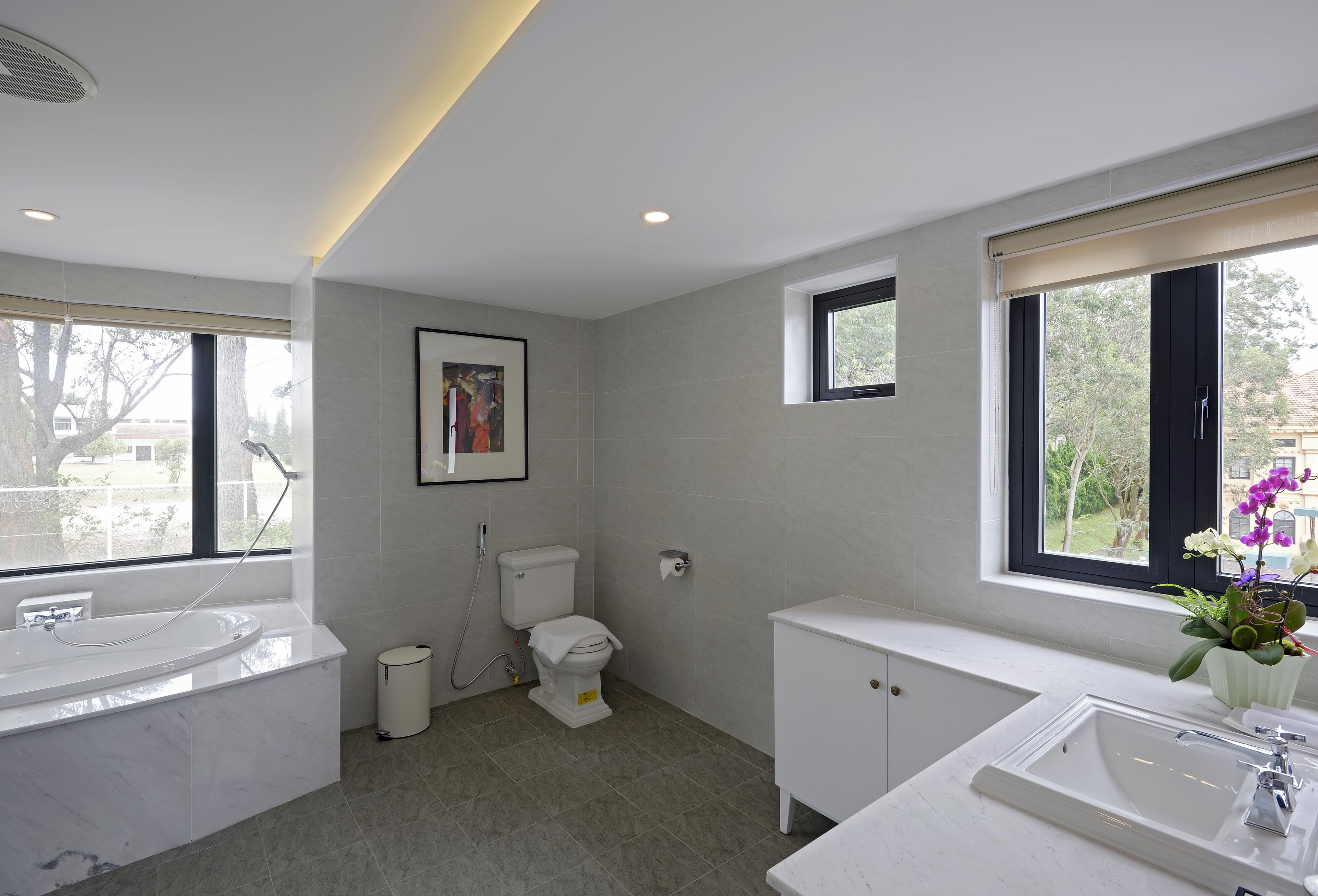 Familjesvit | Badrum | Badkar och dusch, djupt badkar, regndusch och gratis toalettartiklar