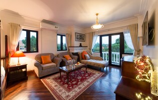 Family Suite | Living room | 45-inch flat-screen TV with cable channels, TV