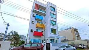 A multi-story building with balconies on each floor. - Kinginn (Taitung)