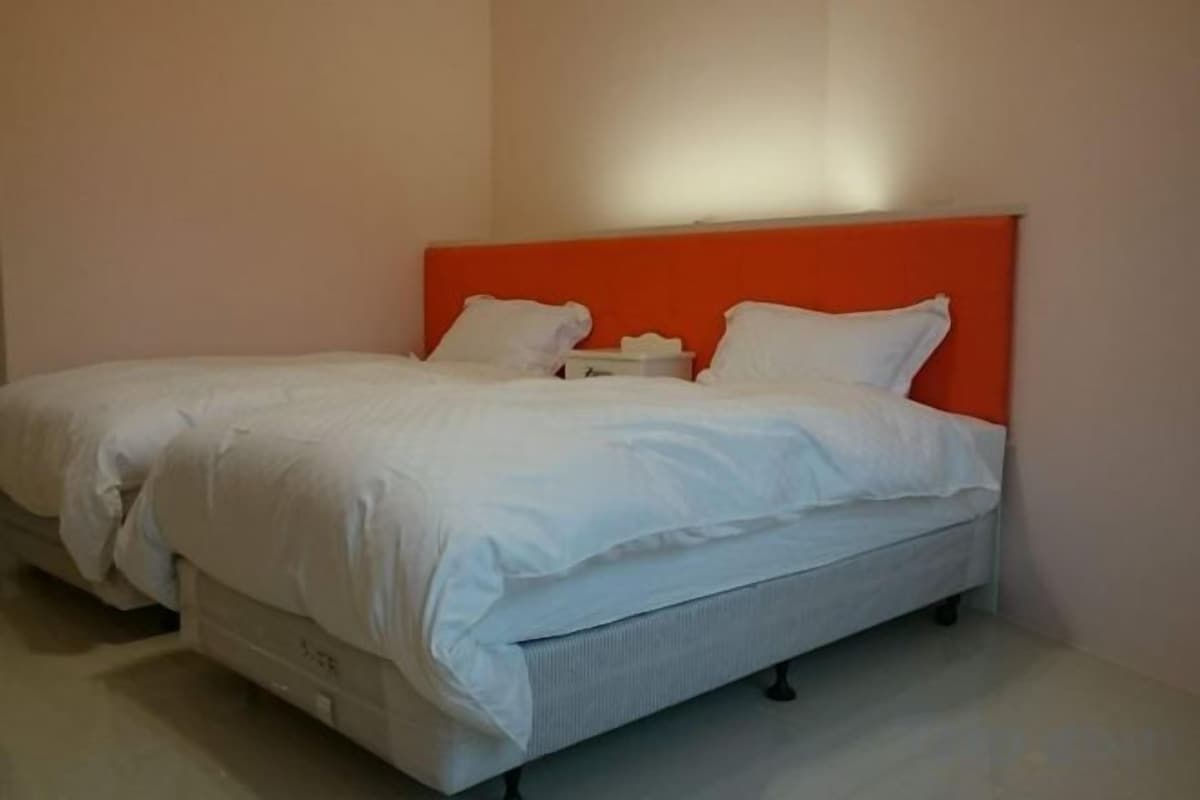 Een bureau, verduisterende gordijnen, gratis wifi, beddengoed