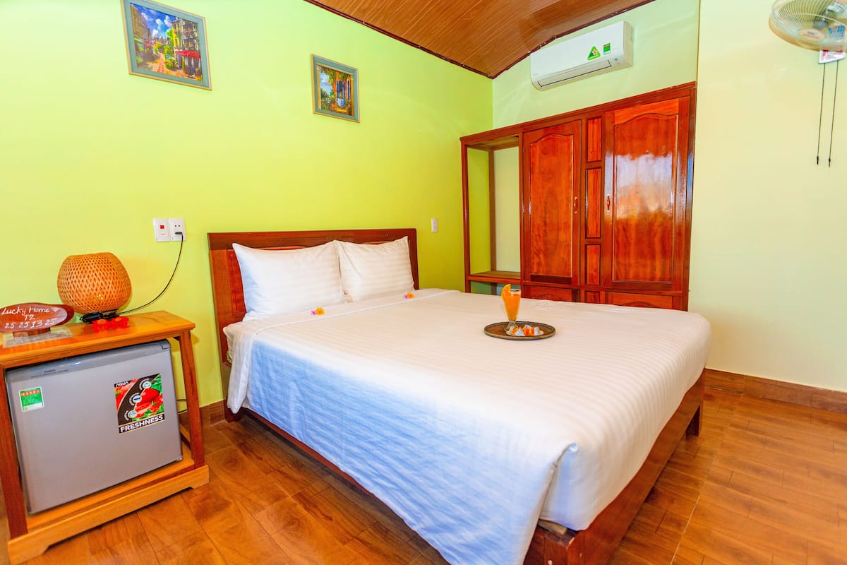 Deluxe Double Room | Minibar, desk, soundproofing, iron/ironing board
