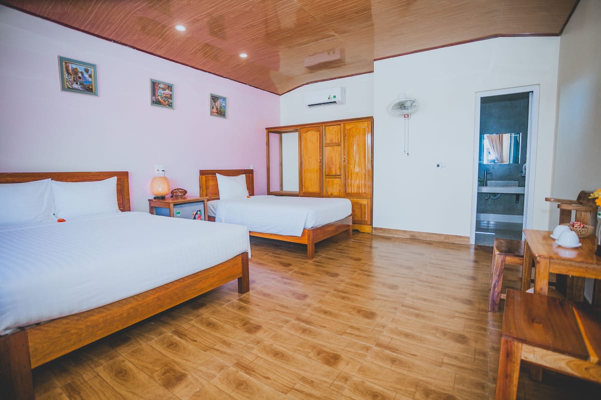 Deluxe Triple Room | Minibar, desk, soundproofing, iron/ironing board
