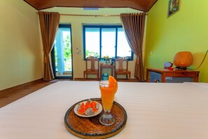 Minibar, skrivebord, lydisolering, strygejern/strygebræt