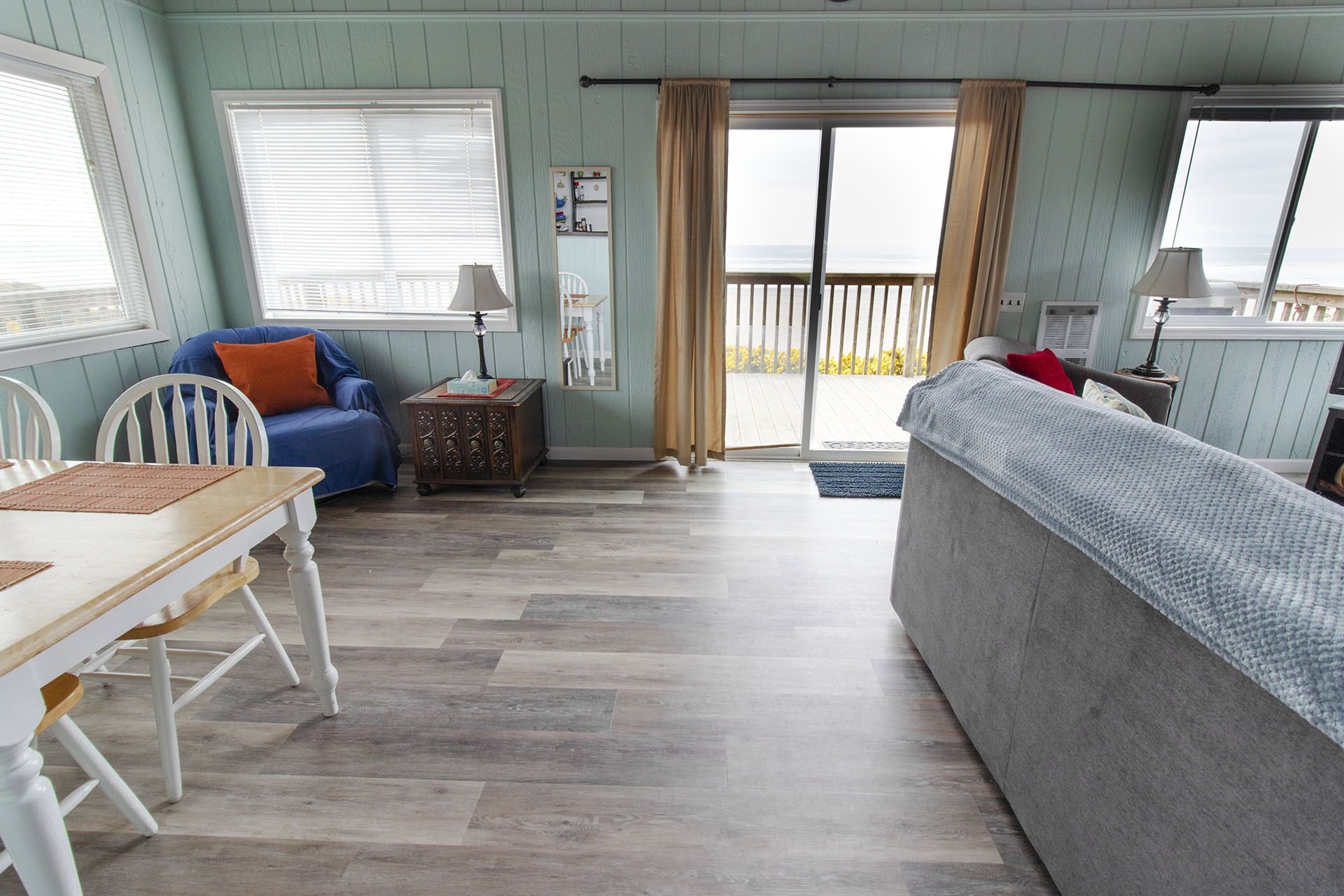 Sea Stacks: Ocean front deck with great views and beach access