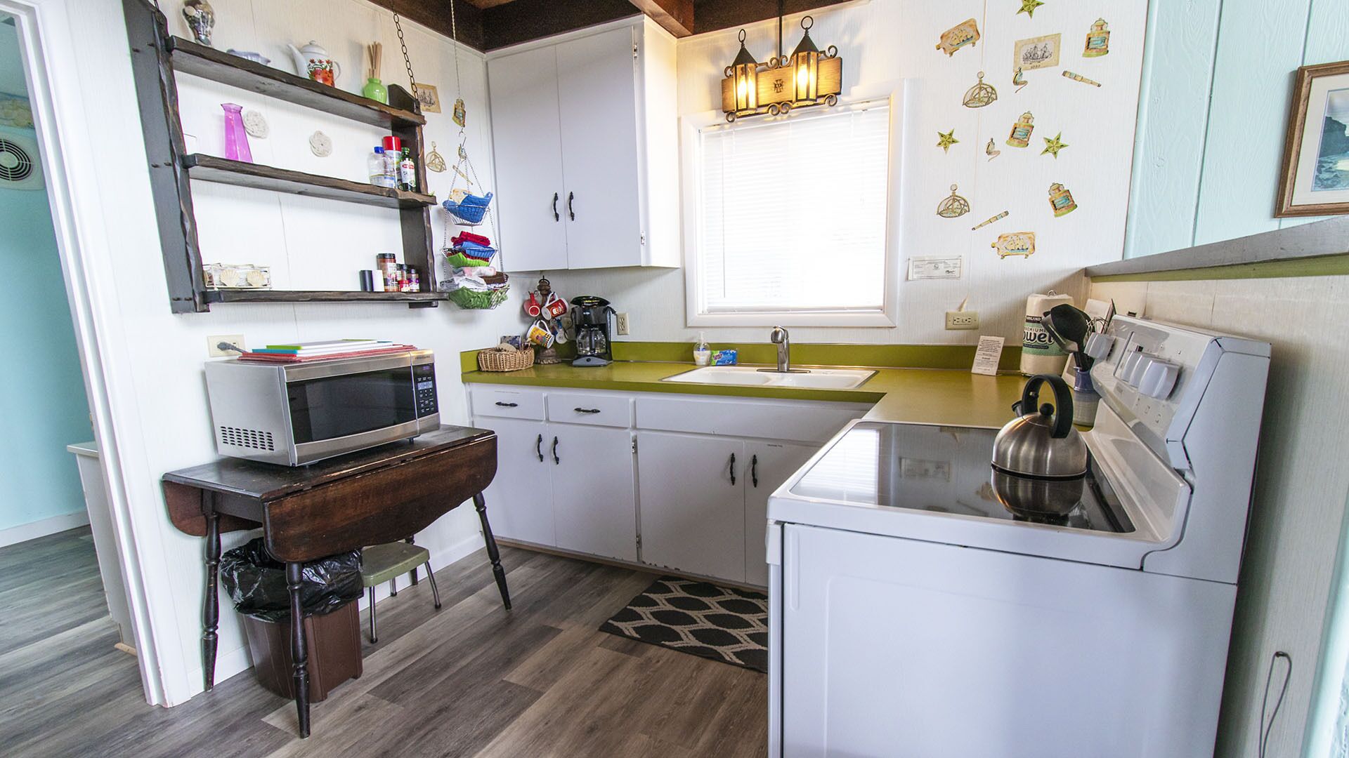 Sea Stacks: Ocean front deck with great views and beach access