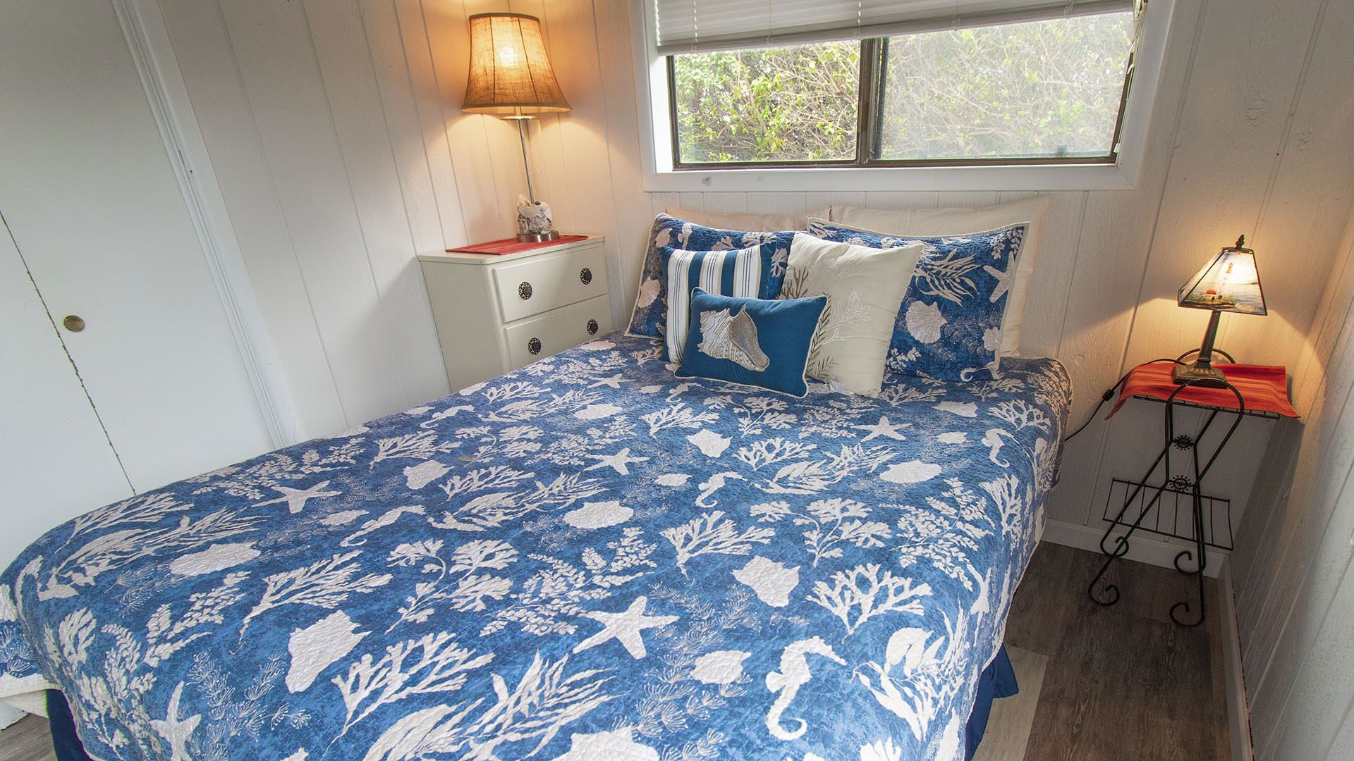 Sea Stacks: Ocean front deck with great views and beach access