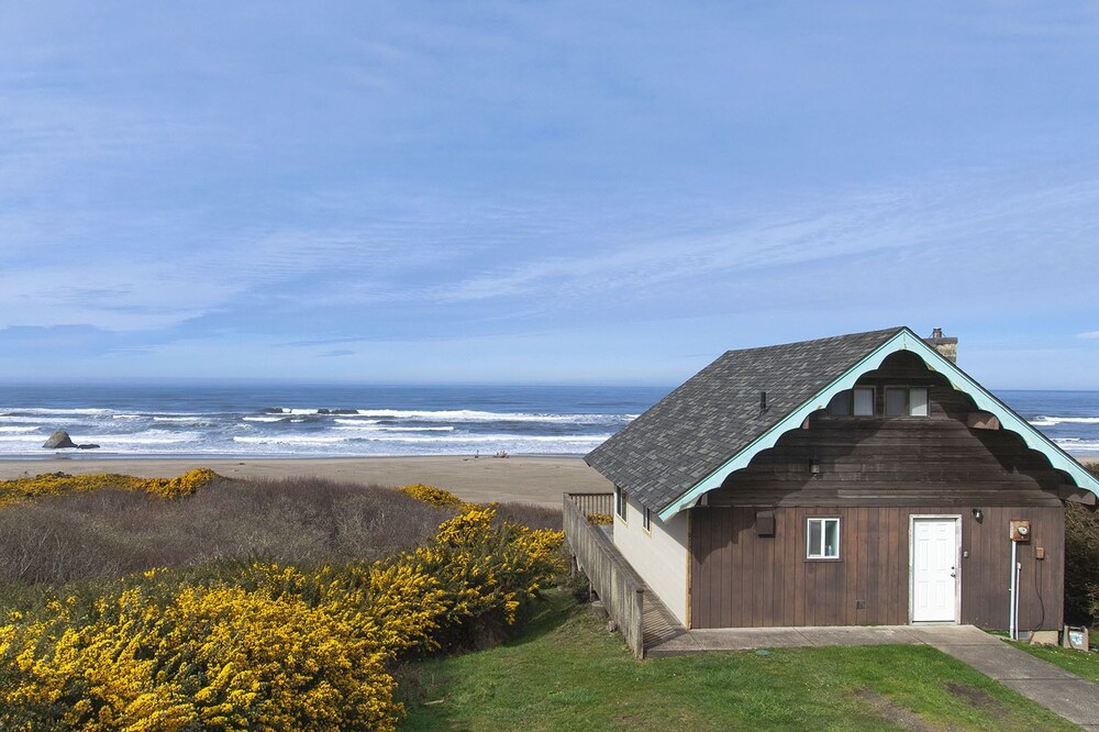 Sea Stacks: Ocean front deck with great views and beach access