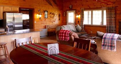 Cozy Log Cabin, Unbeatable Views, Skiing, Pet Friendly!