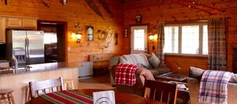 Cozy Log Cabin, Unbeatable Views, Skiing, Pet Friendly!