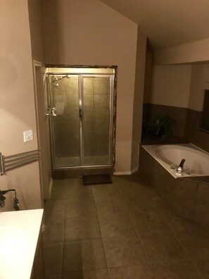 Bañera y ducha independientes, secador de pelo, toallas y jabón