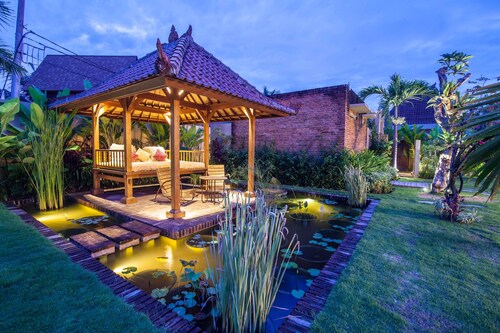 Extensive garden with swimming pool Villa