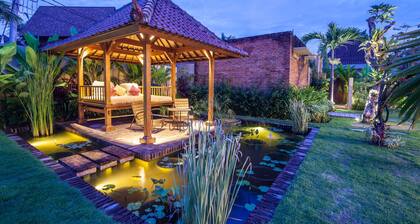 Extensive garden with swimming pool Villa