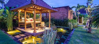 Extensive garden with swimming pool Villa