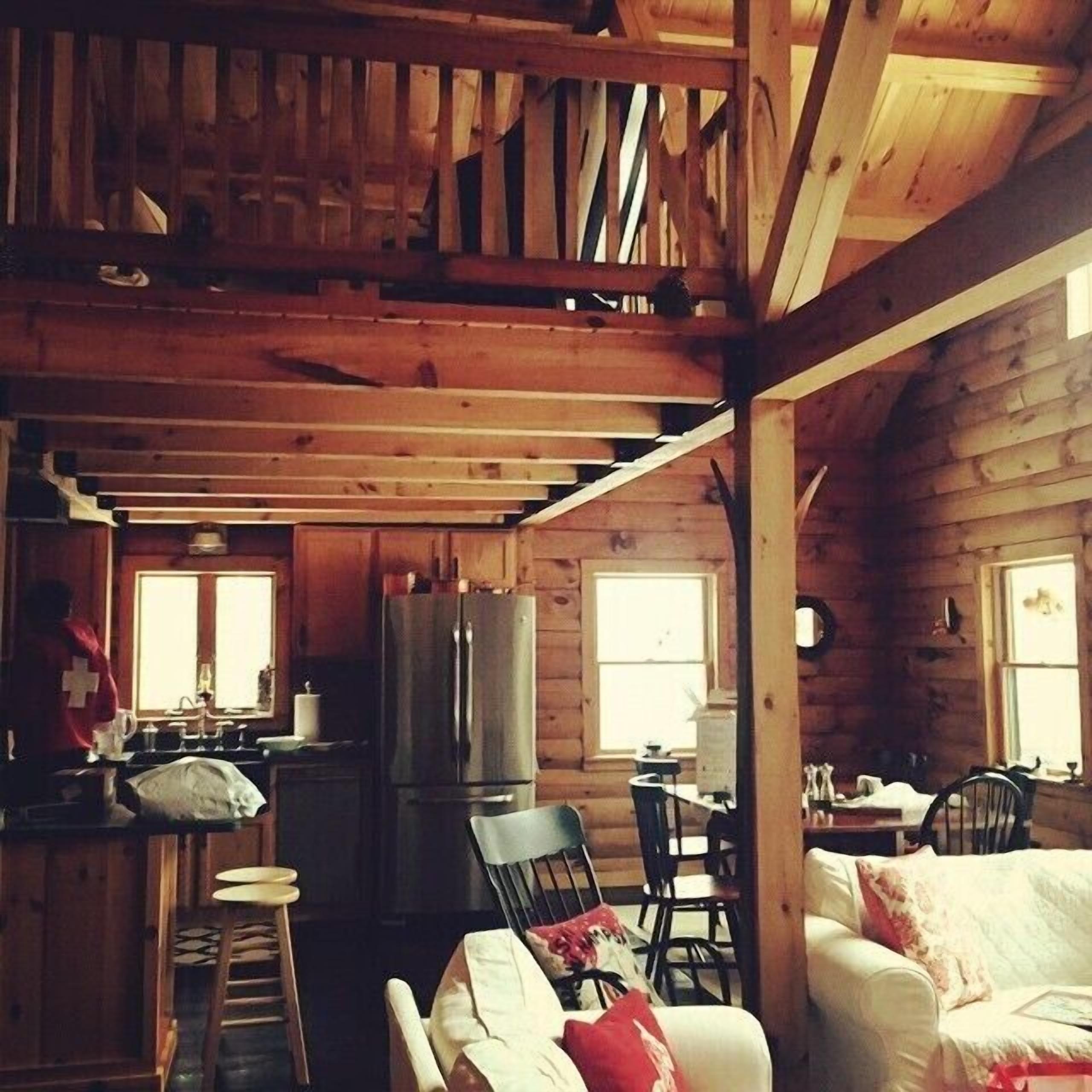 Beautiful 3-bedroom Log Cabin On 50+ Acres Overlooking the White Mountains