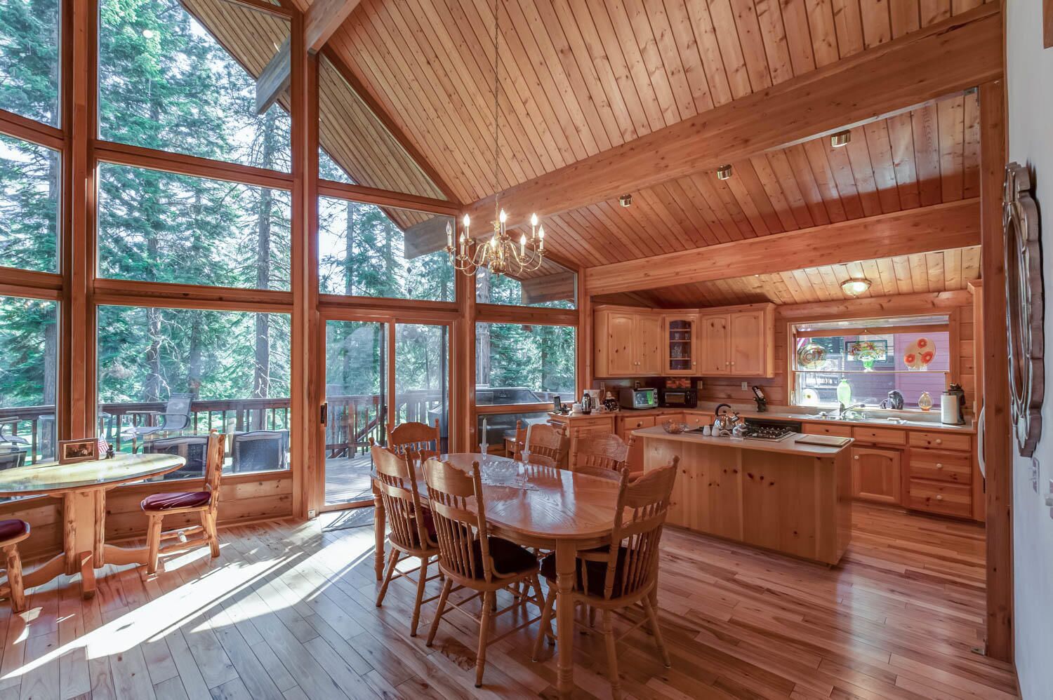 Large family cabin getaway on Golf Course at Lake Almanor West