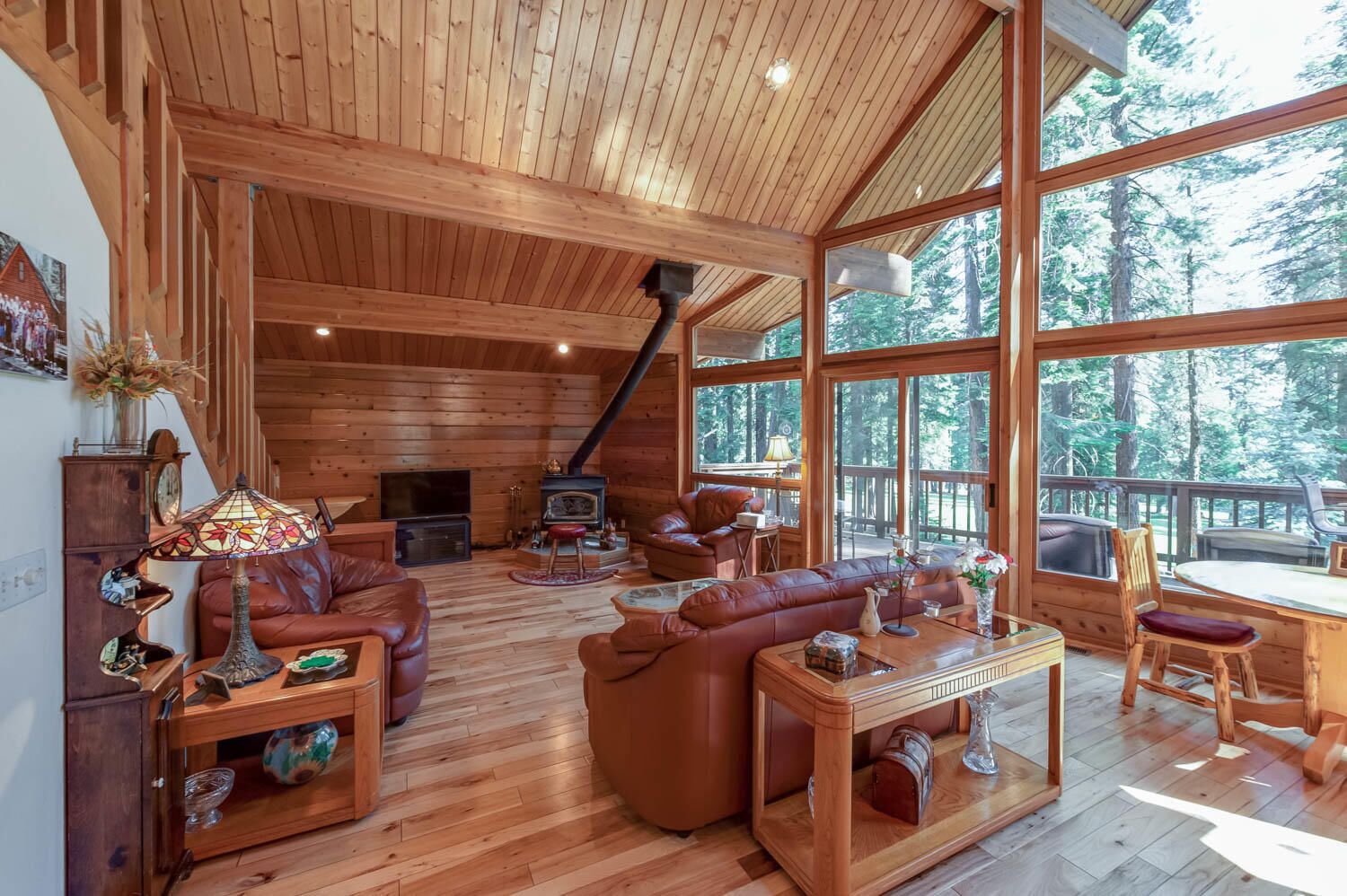Large family cabin getaway on Golf Course at Lake Almanor West