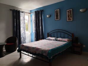 2 habitaciones, caja de seguridad en la habitación y escritorio 