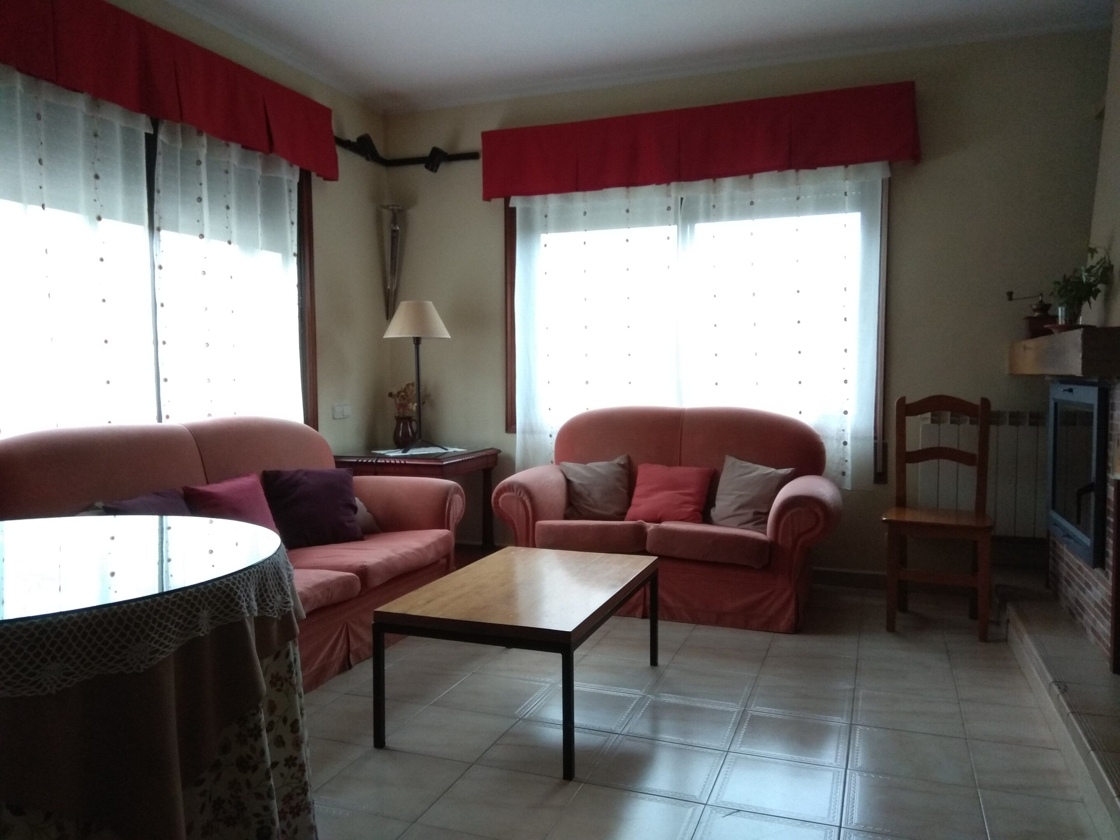 Casa rural Las Tuyas, 6-8 plazas, junto ciud Segovia, jardín, mascotas, internet