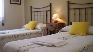 4 slaapkamers, een strijkplank/strijkijzer, reisbedje, gratis wifi