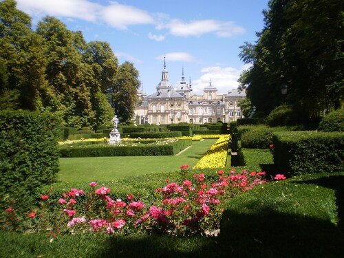 Rural house Las Tuyas, 6-8 places, next to ciud Segovia, garden, pets, internet