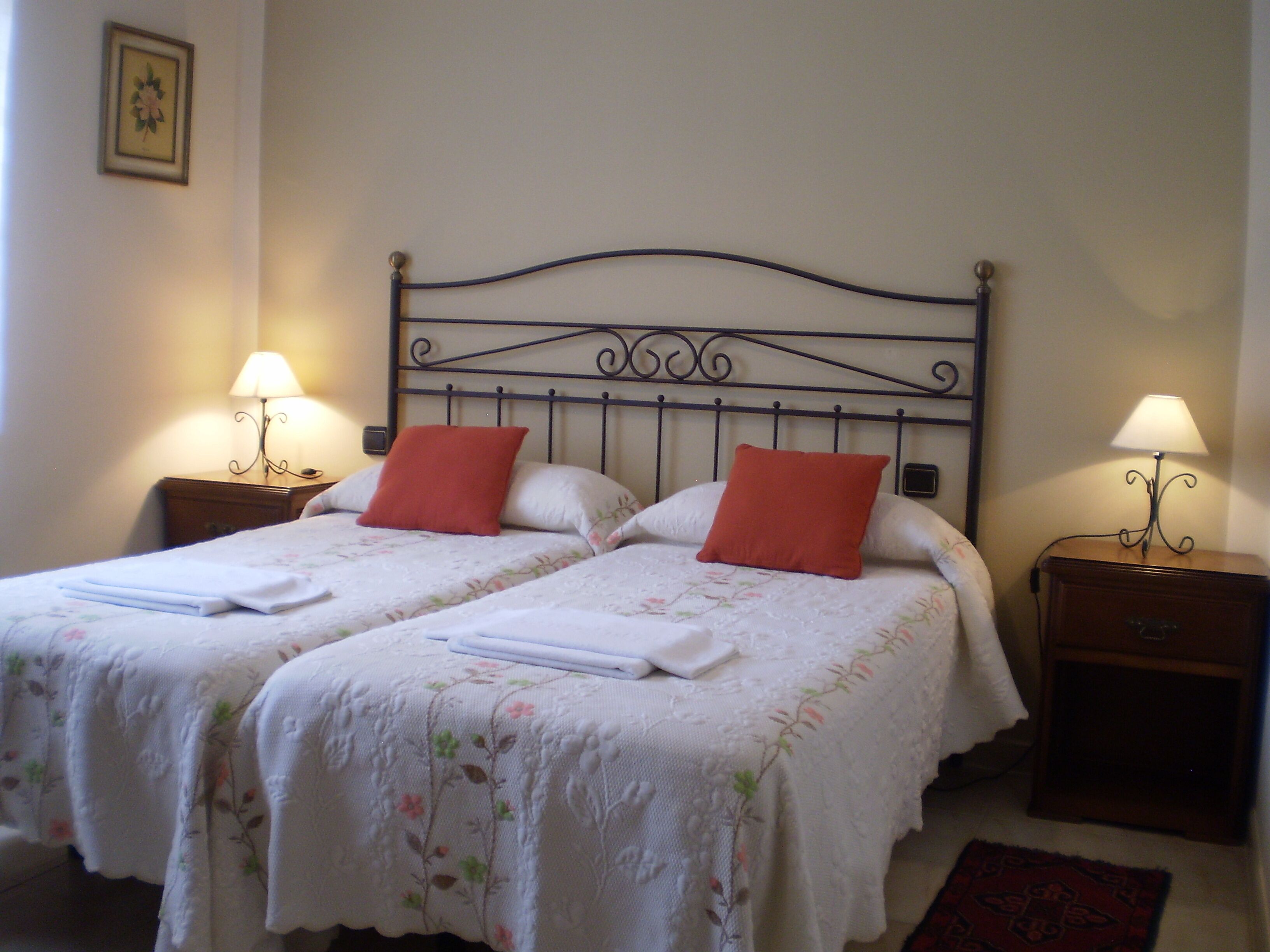 4 slaapkamers, een strijkplank/strijkijzer, reisbedje, gratis wifi