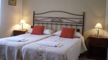 4 slaapkamers, een strijkplank/strijkijzer, reisbedje, gratis wifi