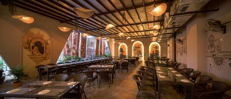 Petit déjeuner, déjeuner et dîner servis sur place