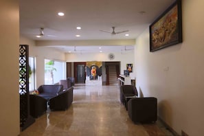 Lobby sitting area - Hotel President Cottage Resort (Jalgaon)