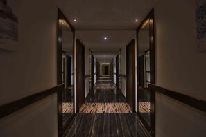 Quarto premium, 1 cama de casal, para não fumantes, vista para a piscina | Corredor