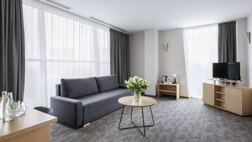 Comfort Studio Suite, 1 King Bed with Sofa bed, Non Smoking | Desk, blackout drapes, soundproofing, free WiFi