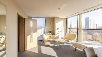 Triple Room, Non Smoking | Bathroom | Shower, free toiletries, hair dryer, towels