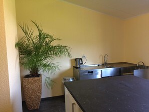 Kühlschrank, Mikrowelle, Ofen, Geschirrspüler