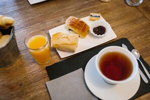 Desayuno de cocina local (EUR 4 por persona) 
