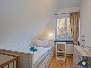 5 bedrooms, travel crib, WiFi, bed sheets