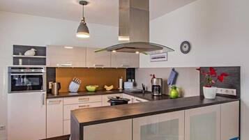 Kühlschrank, Mikrowelle, Ofen, Geschirrspüler