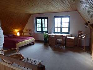2 Schlafzimmer, Schreibtisch, Reisekinderbett