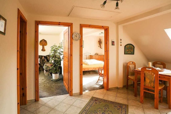 Blick aus der Küche in Wohnzimmer und ins Schlafzimmer