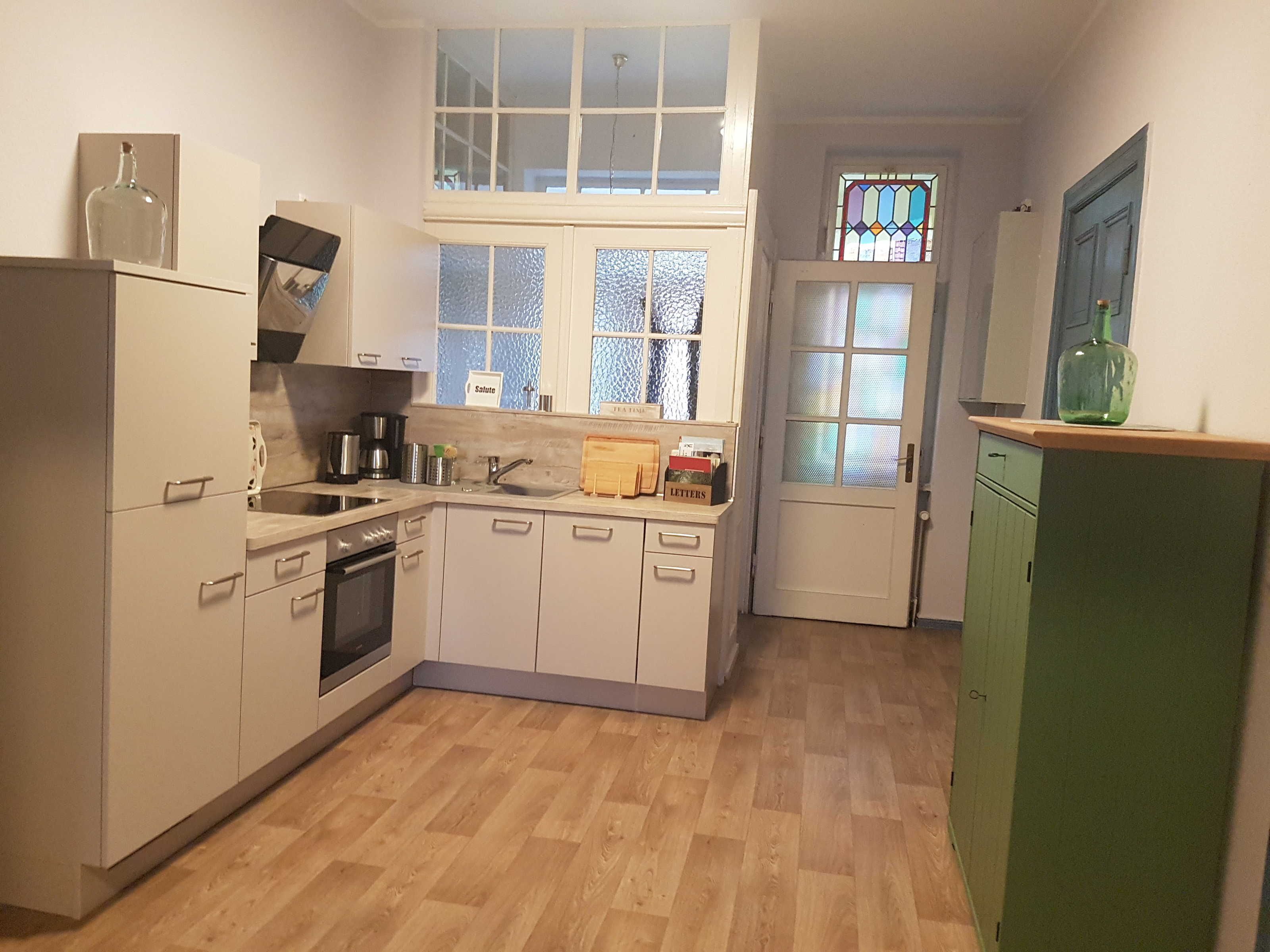 Kühlschrank, Mikrowelle, Ofen, Geschirrspüler