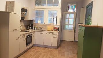 Kühlschrank, Mikrowelle, Ofen, Geschirrspüler