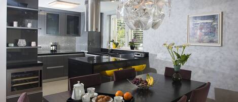 奢華公寓, 無障礙, 海景 | 私人廚房 | 大型冰箱、微波爐、烤箱、爐台