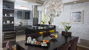Departamento de lujo, con acceso para personas discapacitadas, vista al mar | Cocina privada | Refrigerador con congelador, microondas, horno y parrilla de estufa 