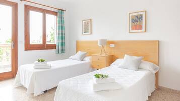 4 bedrooms, iron/ironing board, free WiFi, bed sheets