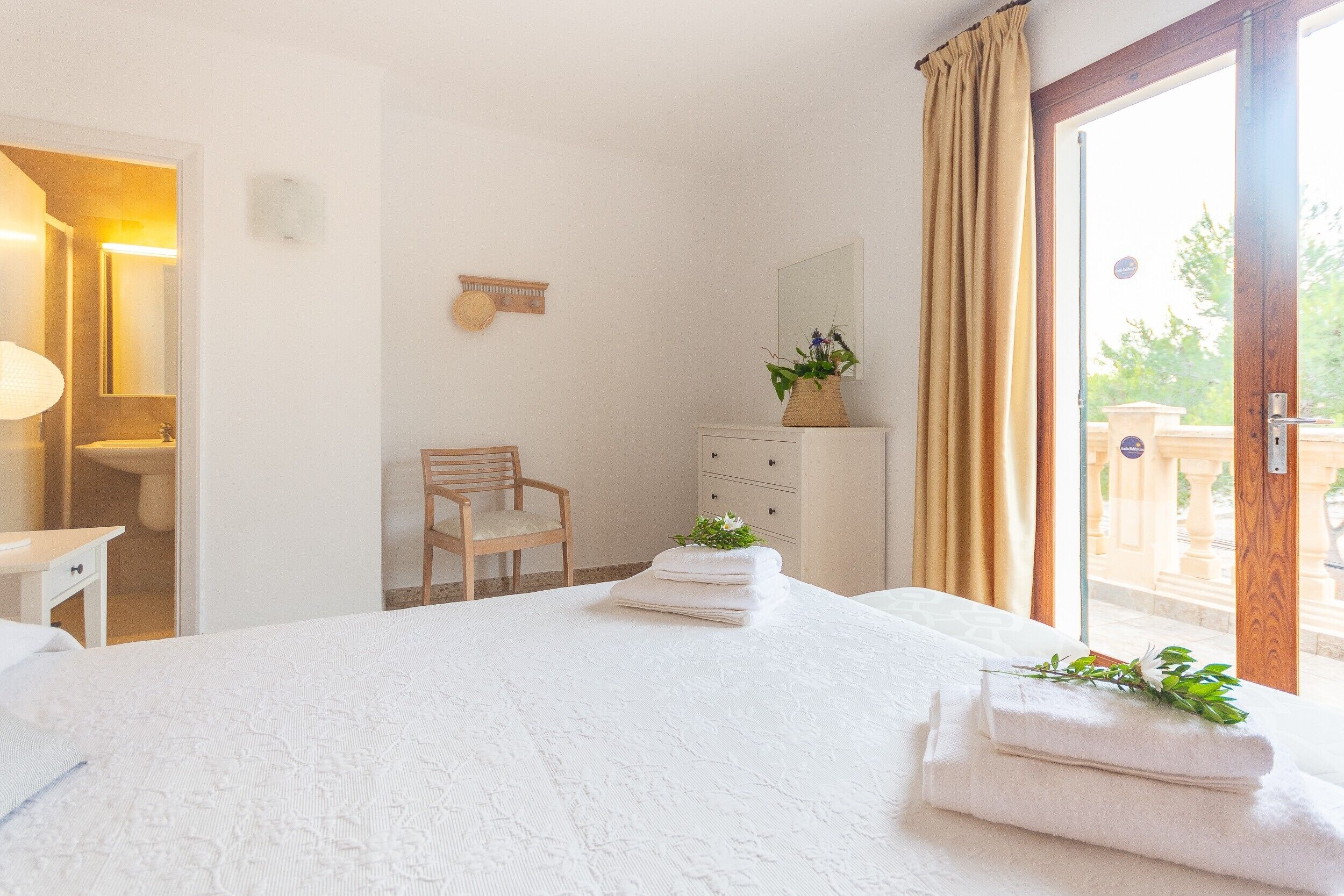 4 bedrooms, iron/ironing board, free WiFi, bed sheets