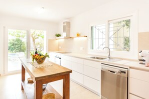 Fridge, microwave, oven, stovetop - Holiday Home 'Muro' with Shared Pool, Wi-Fi and Air Conditioning (Playa de Muro)