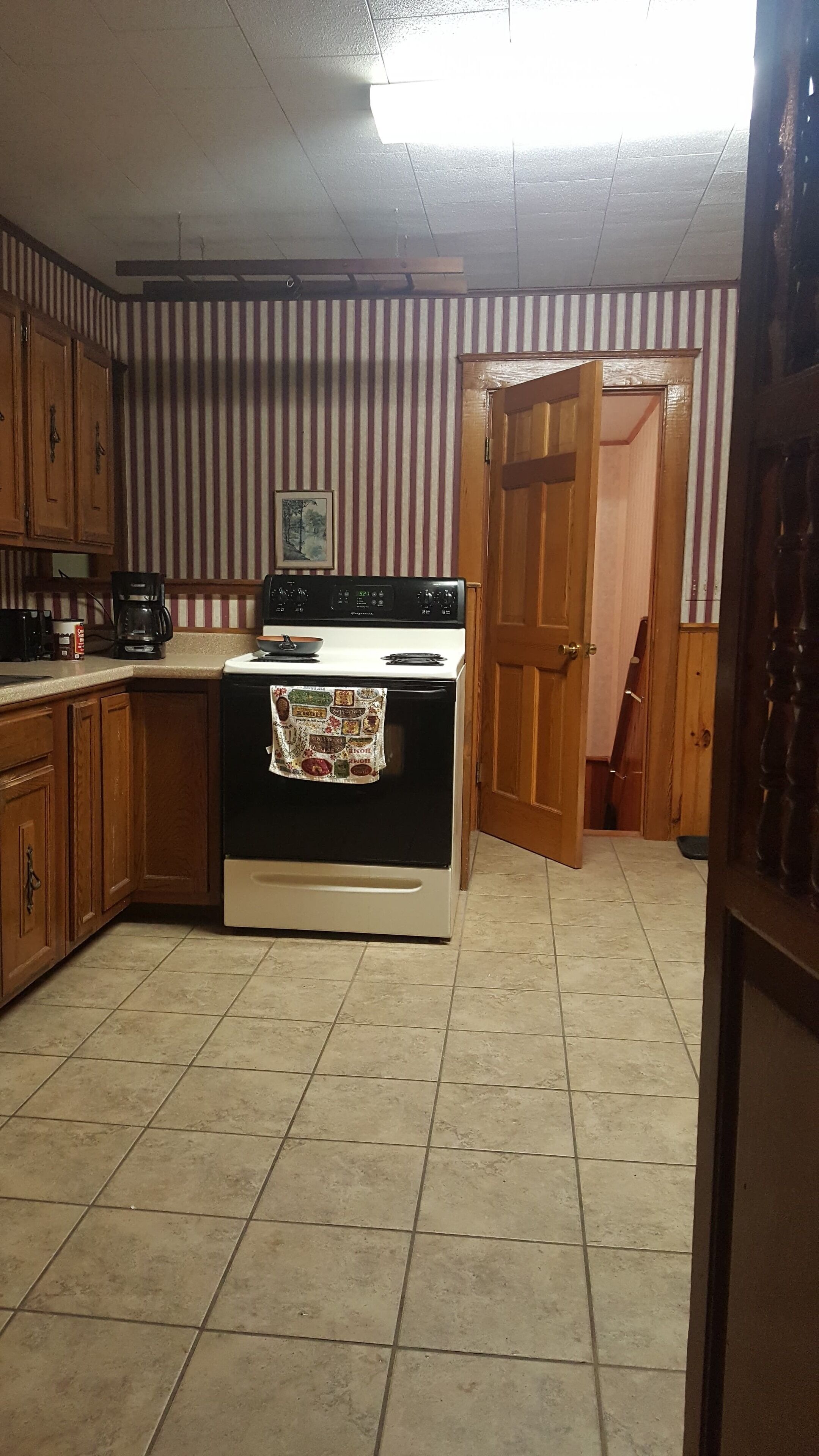 Spacious 4 bedrooms and 1 1/2 bath house. Located near VAST trail and down town.