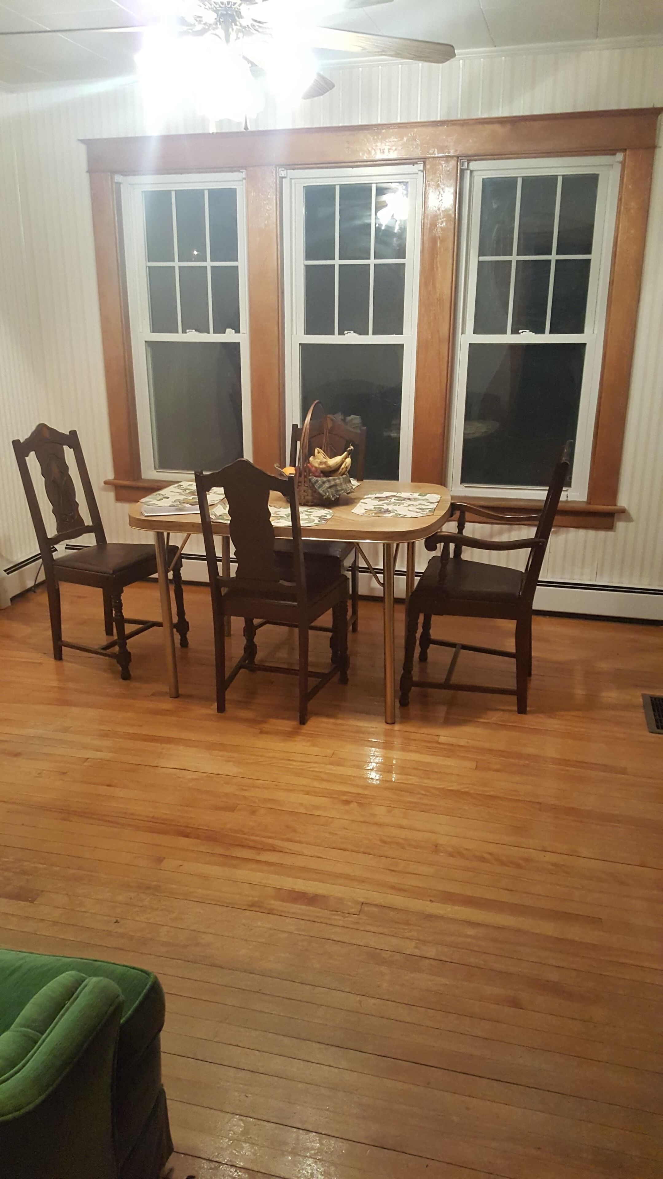 Spacious 4 bedrooms and 1 1/2 bath house. Located near VAST trail and down town.